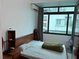 BÁN NHÀ GIA QUẤT-Ô TÔ ĐỖ TẬN CỔNG VỊ TRÍ ĐẮC ĐỊA